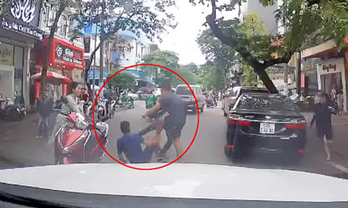 Quay đầu ô tô không xin đường, tài xế còn "hùng hổ", bị dân đánh tới tấp