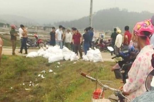 Nghệ An: Phát hiện hàng chục bao tải chứa bột màu trắng nghi là ma túy