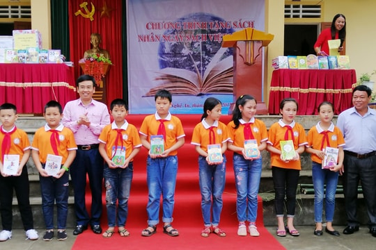 Sở Thông tin và Truyền thông tặng 1.400 quyển sách, vở cho học sinh