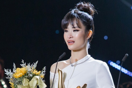 Đông Nhi khóc nức nở khi thắng giải “Cống hiến“