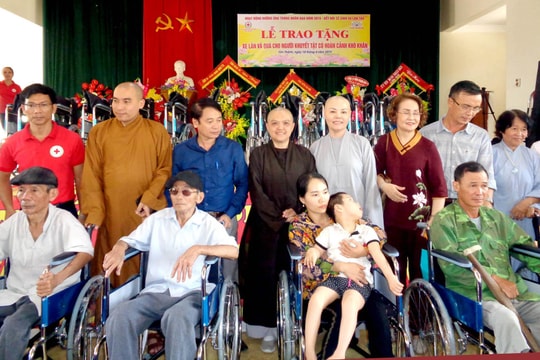 Trao quà và xe lăn cho 442 người khuyết tật ở Yên Thành