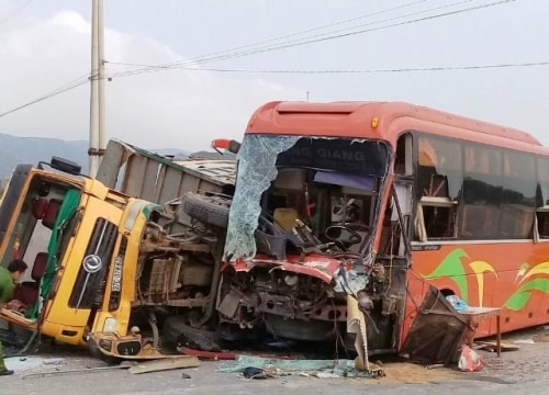 Đầu xe khách nát vụn sau khi đâm vào sườn xe tải