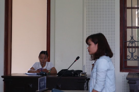 Vợ “nối gót” chồng vào tù vì buôn hàng “trắng”