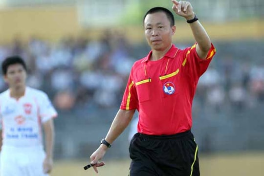 Đến lượt trọng tài bị 'thẻ đỏ'