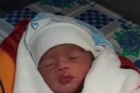 Nghệ An: Phát hiện bé gái 1,3kg bỏ trong hộp giấy trước cổng nhà