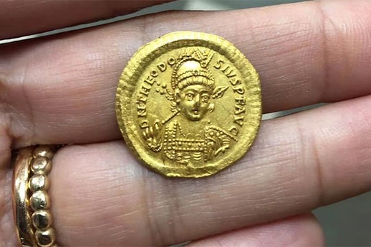Tìm thấy tiền vàng 1.600 năm tuổi khắc chân dung hoàng đế La mã cổ đại
