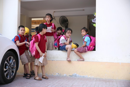 Phụ huynh TP. Vinh bức xúc đón con giữa trời nắng nóng 