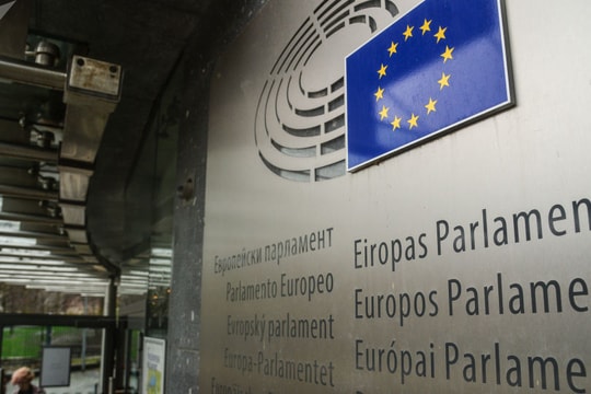 EU: Nga không ảnh hướng đến cuộc bầu cử ở Ukraine; Trump đăng poster ăn mừng được “minh oan“