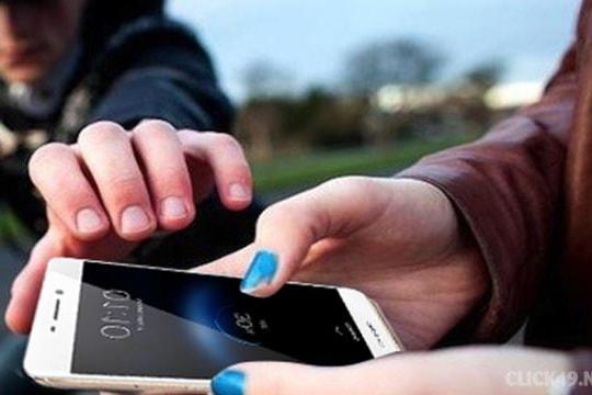 Người phụ nữ bị cướp điện thoại khi đứng bên đường