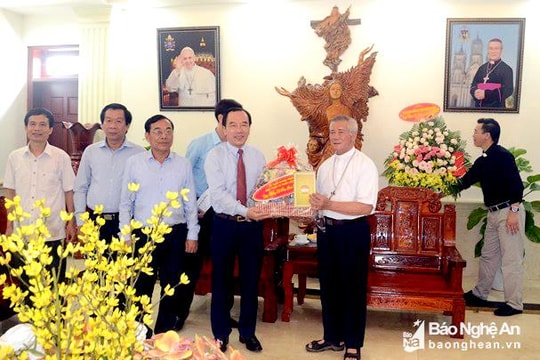 Đoàn đại biểu Ủy ban Trung ương MTTQ chúc mừng Tòa Giám mục Vinh nhân Lễ Phục Sinh