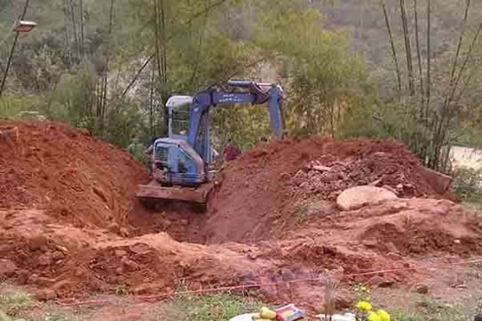 Phát hiện thi thể phụ nữ bị lấp dưới giếng hoang