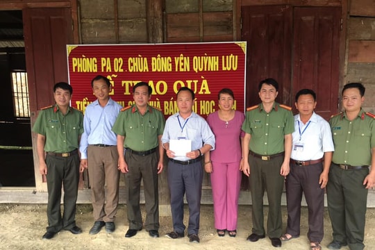 Chùa Đông Yên trao quà tại trường Tiểu học 2 xã Mường Lống