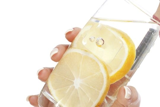 Uống nước chanh buổi sáng hay buổi tối tốt hơn?