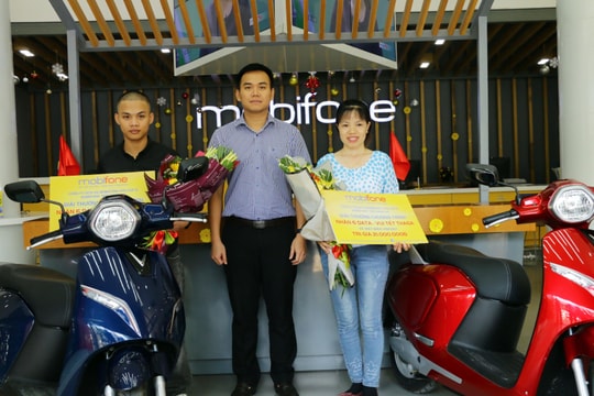 2 khách hàng trúng thưởng chương trình “Nhân 6 DATA - vui Tết THAGA” của MobiFone Nghệ An