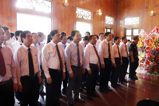 Lãnh đạo 2 tỉnh Nghệ An và Hà Tĩnh tưởng niệm Chủ tịch Hồ Chí Minh tại Khu di tích Kim Liên