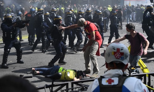  Paris chìm trong hỗn loạn, hơn 100 người phe áo vàng bị bắt