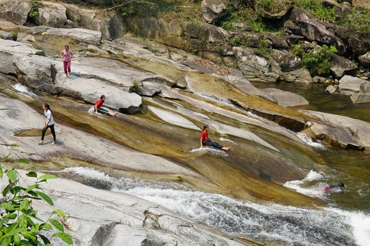 Người dân tìm chốn 'giải nhiệt' ở một trong những ngọn thác đẹp nhất xứ Nghệ