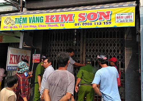 Chủ tiệm vàng chống trả tên cướp có roi điện