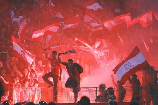 CĐV Hải Phòng đại náo sân Hàng Đẫy bằng hàng trăm quả pháo sáng