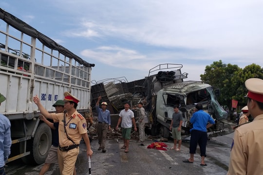 Xe tải và xe đầu kéo nát đầu sau cú đâm trực diện, 2 tài xế mắc kẹt trong cabin 