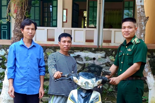 Bộ đội biên phòng Nghệ An trao trả xe máy kẻ gian đánh cắp giấu trong bụi rậm 
