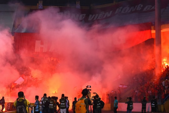 Cộng đồng mạng Đông Nam Á phản ứng mạnh mẽ hành động đốt pháo sáng của CĐV Hải Phòng