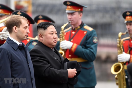 Ông Kim Jong-un đến Nga sẵn sàng cho thượng đỉnh; Tân tổng thống Ukraine muốn thanh lọc quân đội