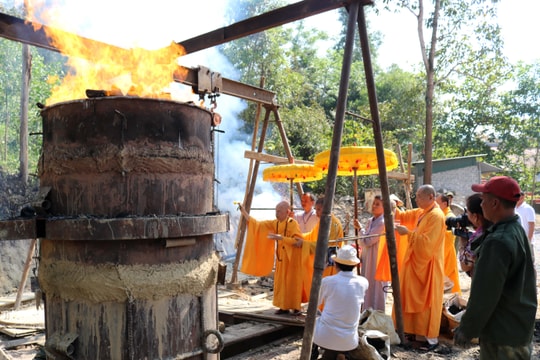 Hàng nghìn người dự lễ đúc đại hồng chung chùa Ba Nàng