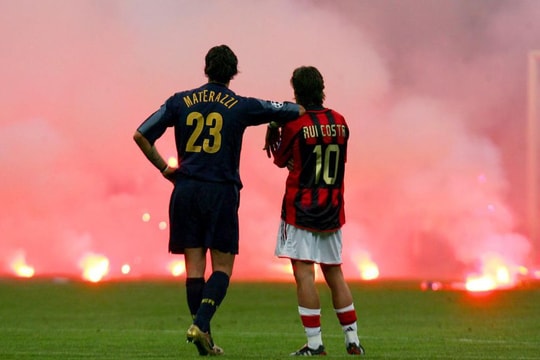 Đốt pháo sáng - lối hành xử kém văn minh của một giải bóng đá