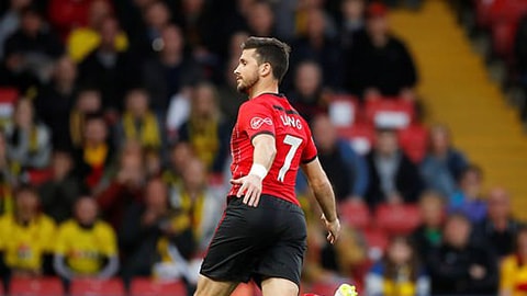 Pháo sáng 'đốt' hơn 1,5 tỷ đồng tại V.League; Shane Long ghi bàn nhanh nhất lịch sử Ngoại hạng Anh