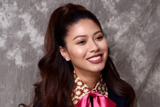 BTV Ngọc Trinh sành điệu, sắm hàng hiệu không thua kém sao Việt