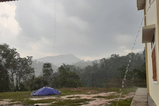 Mưa đá kéo dài 5 phút ở xã vùng cao Nghệ An