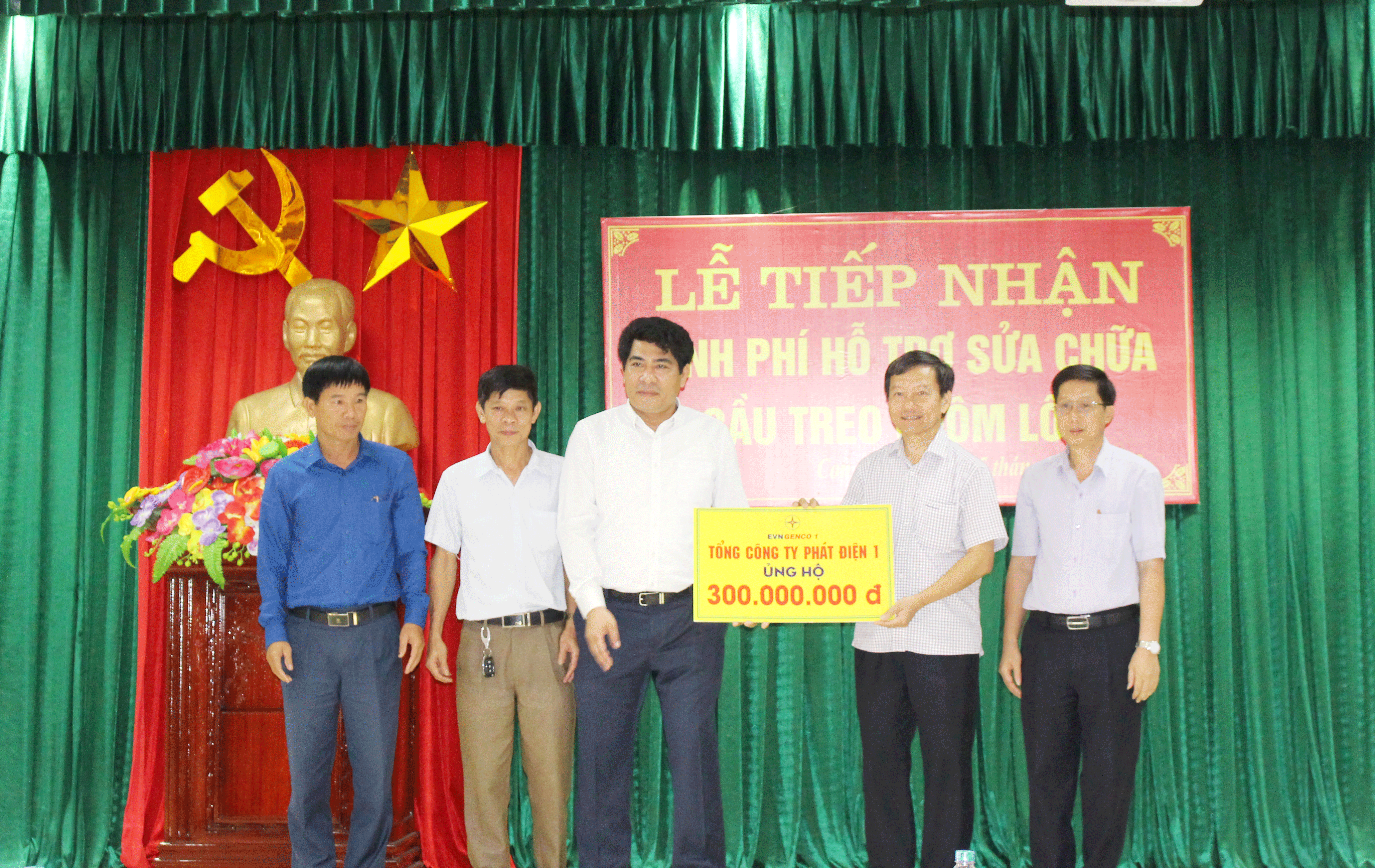 Công ty Thủy điện Bản Vẽ trao 300 triệu đồng hỗ trợ sửa chữa cầu treo Chôm Lôm