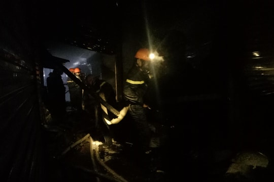 Nghệ An: Cháy chợ lúc nửa đêm, hàng chục ki ốt bị thiêu rụi