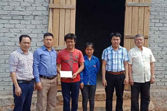 Trao tiền hỗ trợ làm nhà tình nghĩa cho hộ nghèo ở Nghĩa Đàn