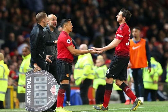 Sẽ công khai hình ảnh CĐV đốt pháo sáng? Chỉ chạm bóng 1 lần, tiền đạo M.U được thưởng 2,2 tỷ