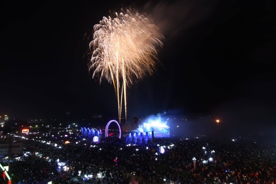 Bữa tiệc pháo hoa đầy sắc màu tại phố biển Cửa Lò