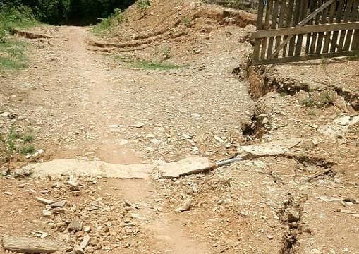 Cử tri Tương Dương lo lắng vì vết nứt bí ẩn vây quanh bản