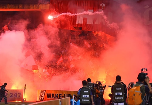 Hà Nội thoát án 'treo sân' vụ CĐV Hải Phòng đốt pháo sáng