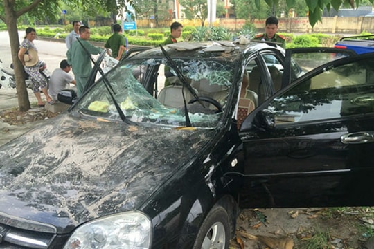 Nam thanh niên cầm gạch phá ô tô trước mặt chủ xe