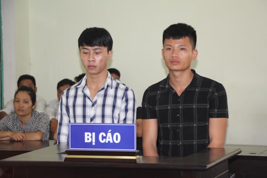 2 thanh niên Nghệ An không đội mũ bảo hiểm, còn tấn công cảnh sát