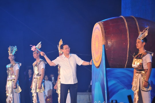 Phó Thủ tướng Vương Đình Huệ đánh trống khai hội Du lịch Cửa Lò 2019