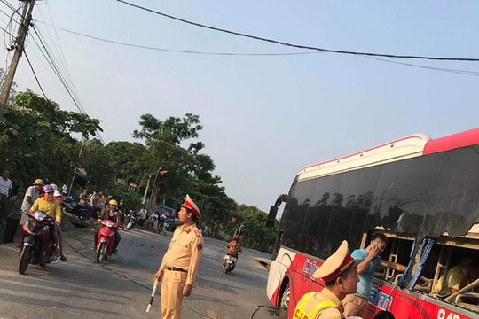 Xe giường nằm bất ngờ bốc cháy ngùn ngụt giữa đường