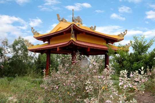 Vãn cảnh chùa thiêng trên đỉnh Tù Và