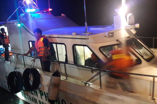 Bộ đội biên phòng Nghệ An cứu sống 7 người bị lật xuồng trên biển