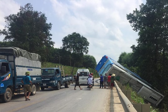Tránh 2 cháu nhỏ, xe khách lật "phơi bụng" bên đường Hồ Chí Minh đoạn qua Nghệ An