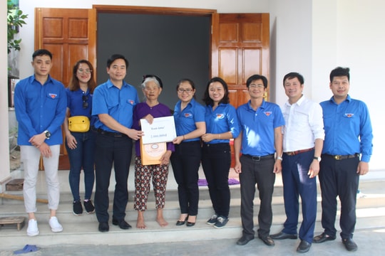 Tặng quà Mẹ Việt Nam Anh hùng và gia đình khó khăn ở Nghi Lộc, Tân Kỳ