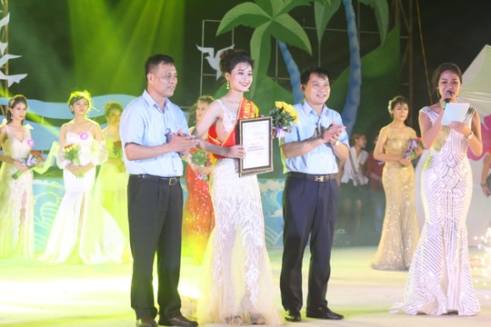 Cô gái 17 tuổi giành giải Nhất cuộc thi nữ sinh thanh lịch biển Quỳnh 2019  ​