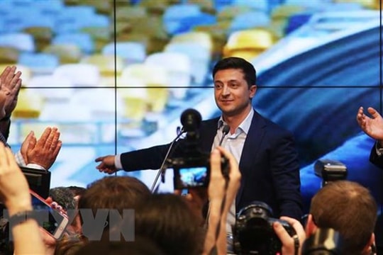 Tổng thống đắc cử Ukraine sẵn sàng đàm phán với Nga; Australia sẽ giới hạn số lượng người di cư