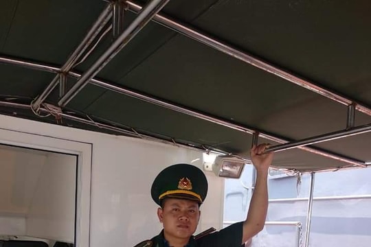 Giây phút cứu 7 người bị lật xuồng cao su trên biển Nghệ An